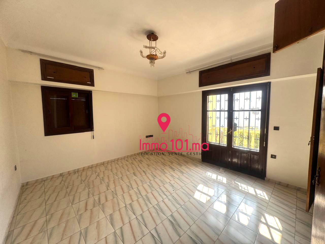 Villa à rénover à vendre à Hay Riad ZLV2279